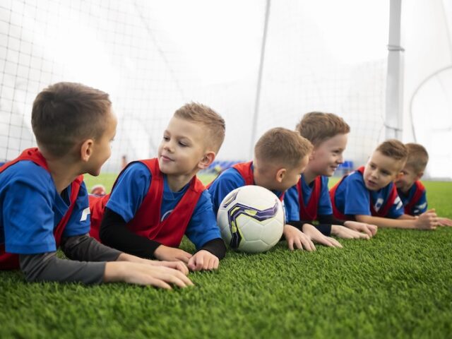 Barn som spelar fotboll