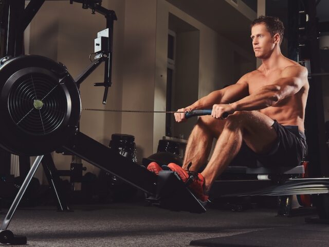 Man som använder roddmaskin