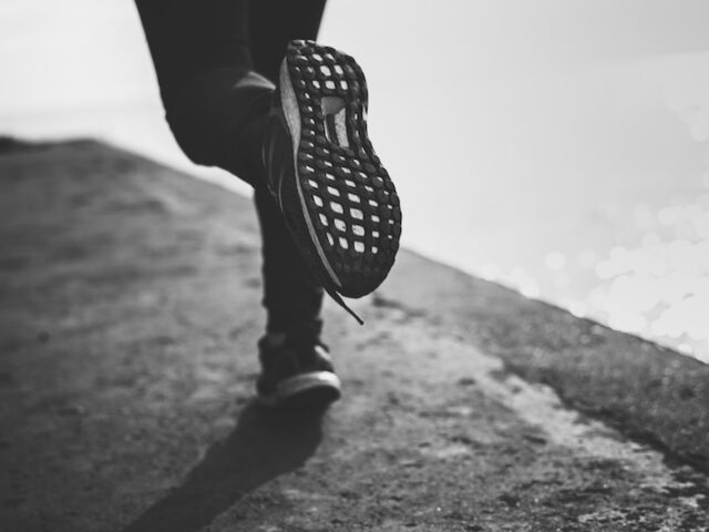 Närbild på springskor